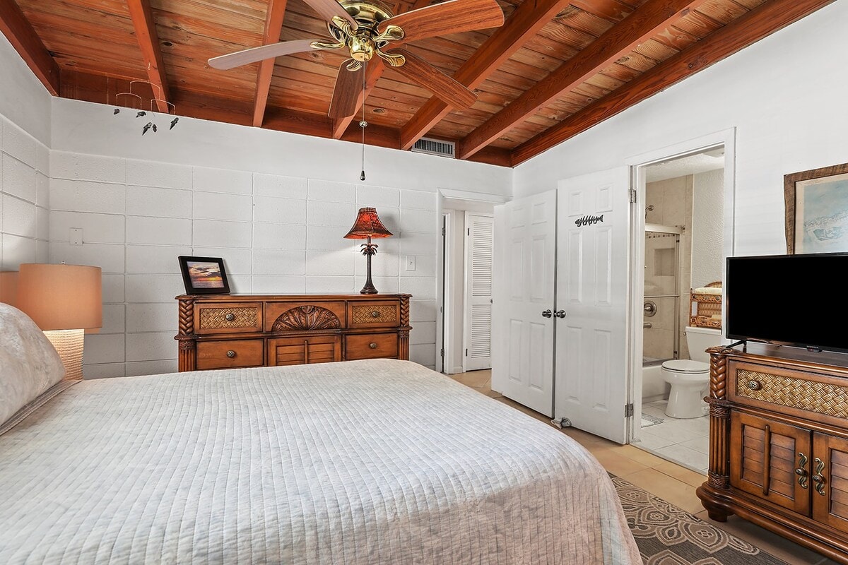 Спална соба со брачен кревет (широк 150-179 см) и приватна бања.