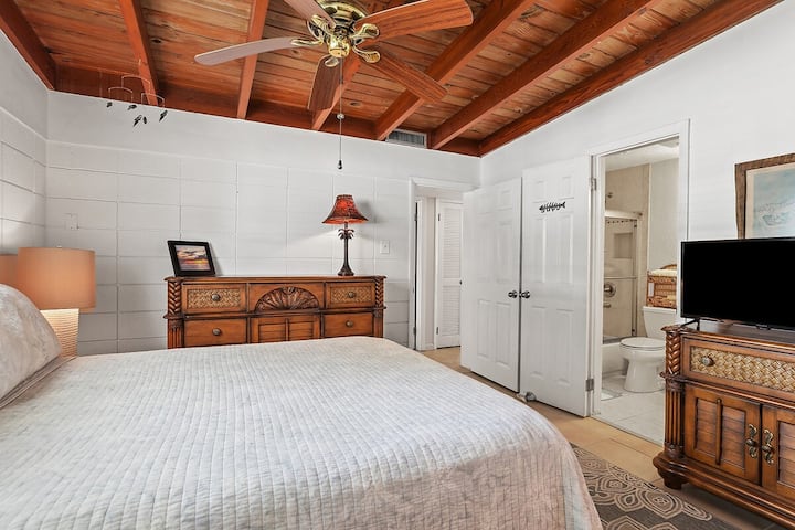 ห้องนอนพร้อมเตียงควีนไซส์และห้องน้ำส่วนตัว