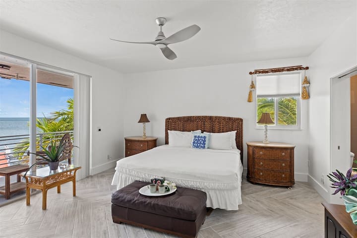 Suite principal en el segundo nivel con una cama tamaño king y baño privado.