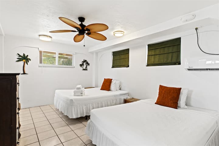 Dormitorio 3 de primer nivel con 2 camas de tamaño completo y 2 camas individuales.