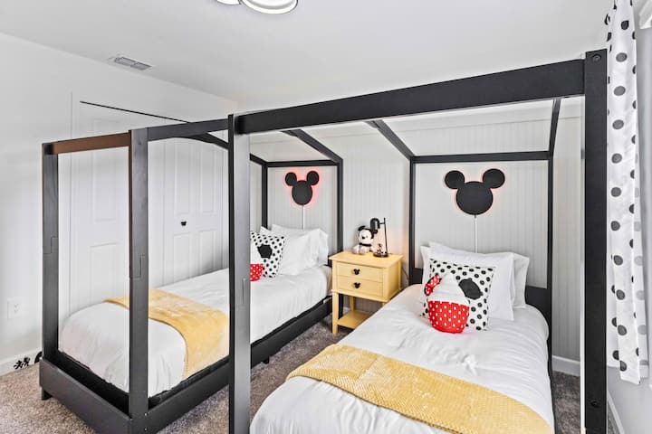 Embárcate en una aventura en la habitación temática para niños, con 2 camas individuales, donde la imaginación se eleva y los sueños cobran vida en medio de una decoración lúdica y un sinfín de posibilidades. Deja que la magia de la infancia se desarrolle.