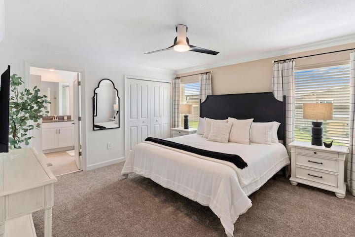 Dormitorio de lujo de la casa adosada en Kissimmee Florida - Retiro al dormitorio con una cómoda cama doble - Televisión inteligente y Netflix - Ambiente sereno y elegante para tu estancia