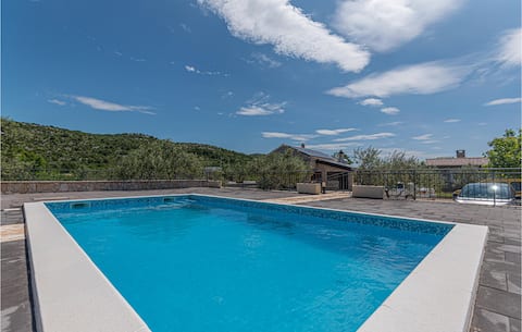 Lovely home in Vodice with WiFi