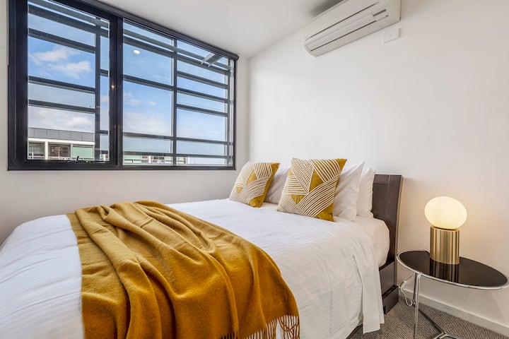 DORMITORIO 2: La comodidad se encuentra con la calma en esta habitación elegante y acogedora, completa con una cama tamaño queen, armario y aire acondicionado ajustable.