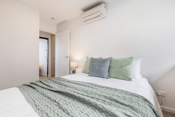 DORMITORIO 3: Un acogedor refugio con una cama tamaño queen, armario y control de temperatura para una noche de sueño reparadora y rejuvenecedora.