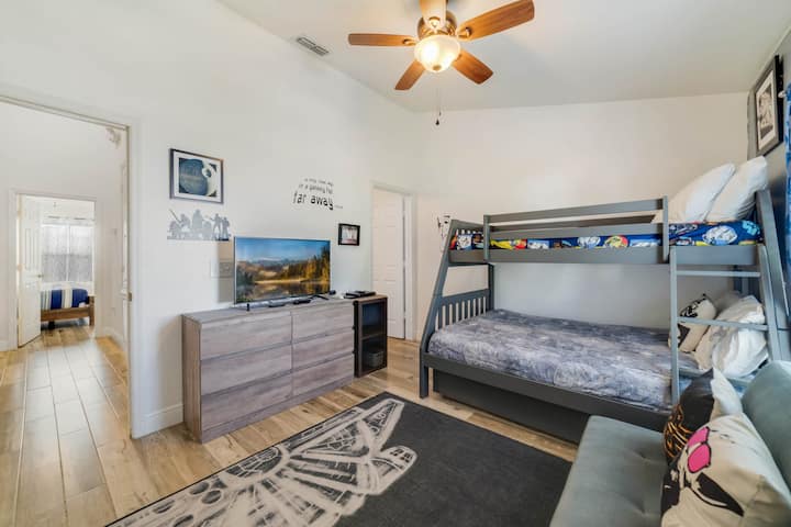 [Bedroom #3] Kitanda cha ghorofa, godoro la kuvuta, sofa ya kulala, 42" Roku TV na bafu la chumba cha kulala