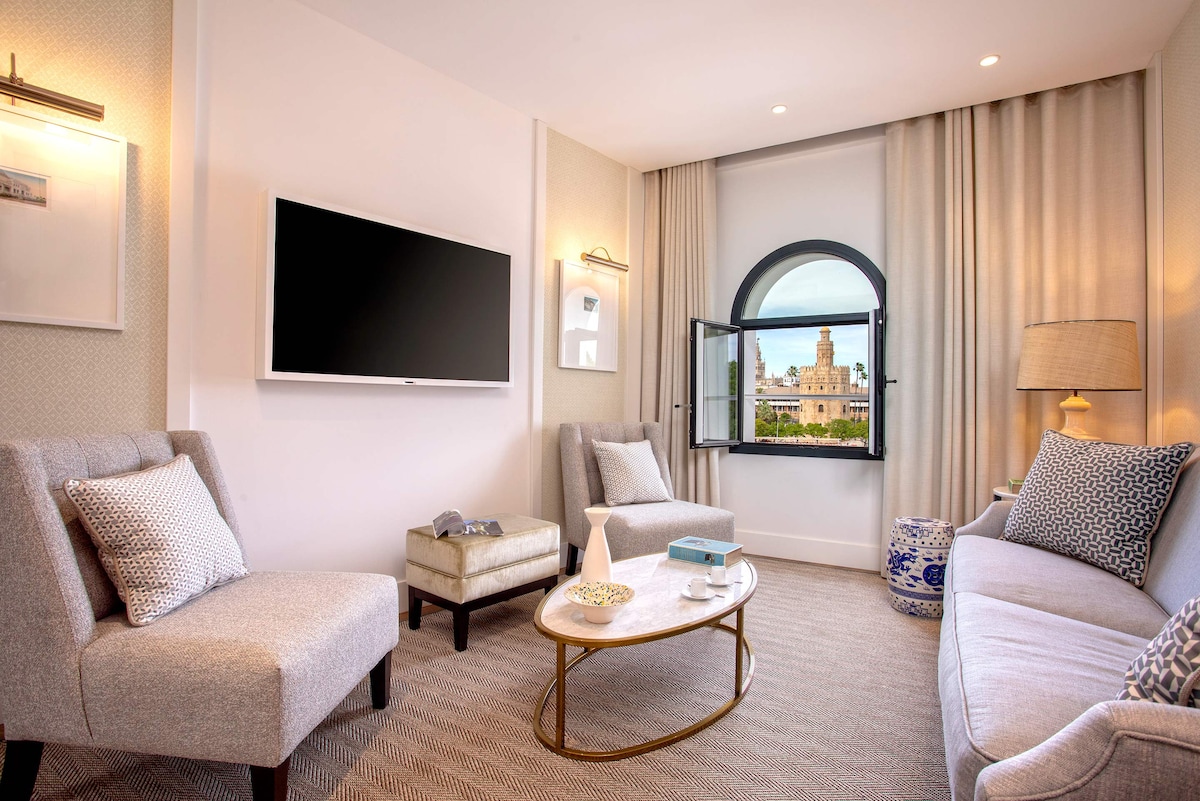 Anuncio de Airbnb popular: Luxury apartment with a view of the Golden Tower. Betis XXI en Triana Casco Antiguo