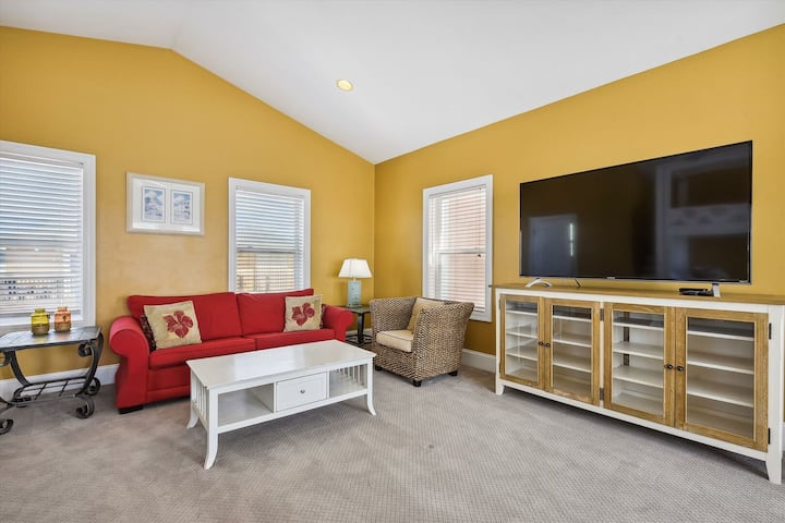 Дополнителен простор за спиење идеален за поголеми групи со кревети на спрат со големи брачни кревети, кауч на спуштање и паметен телевизор, кој нуди прилагодливи сместувања на 3-ти кат