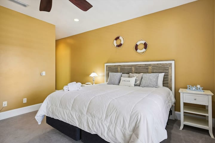 Приватен главен апартман со брачен кревет (king size), сопствена бања, паметен телевизор, приватен балкон и релаксирачка крајбрежна атмосфера