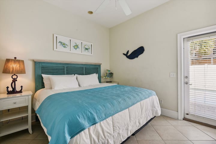 Удобна соба за гости со брачен кревет (king size) и сопствена бања и паметен телевизор, која се наоѓа на првиот кат и е дизајнирана за спокојни престои покрај плажа.