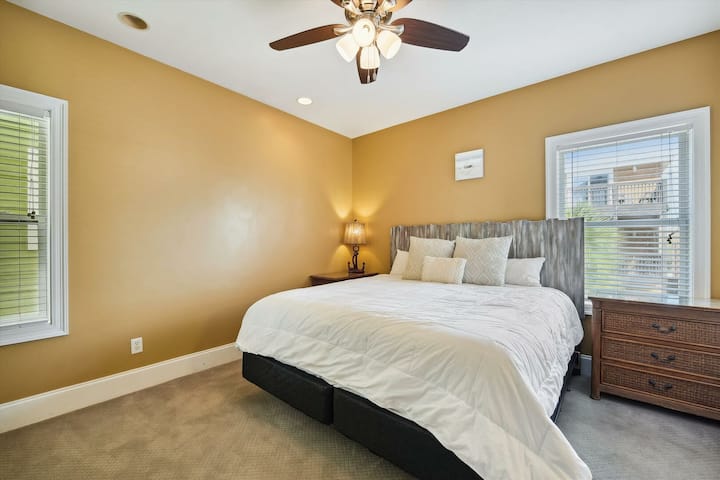 Удобна соба за гости со брачен кревет (king size) со сопствена бања и паметен телевизор, дизајнирана за одмор покрај плажа. Се наоѓа на 2 кат.