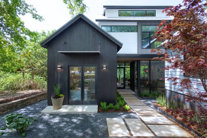 The House of Yes- Luxury Urban Farm House. Walking distance to downtown gallery image 3