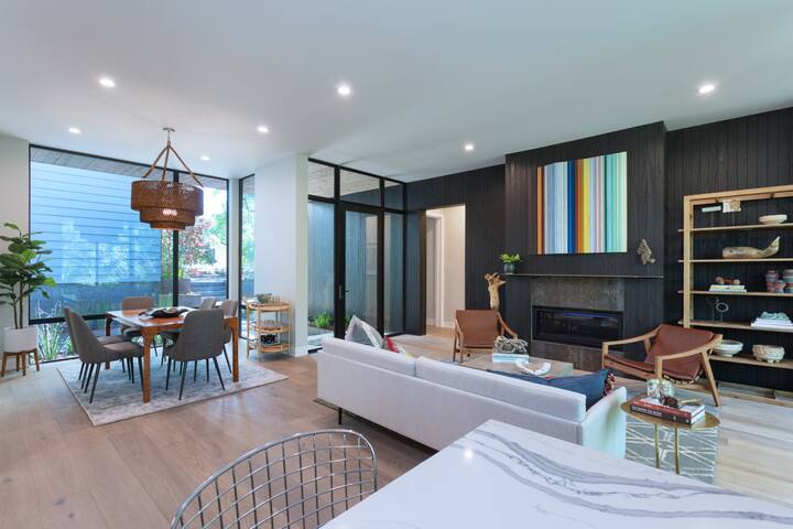 The House of Yes- Luxury Urban Farm House. Walking distance to downtown gallery image 5