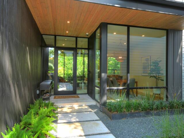 The House of Yes- Luxury Urban Farm House. Walking distance to downtown gallery image 4