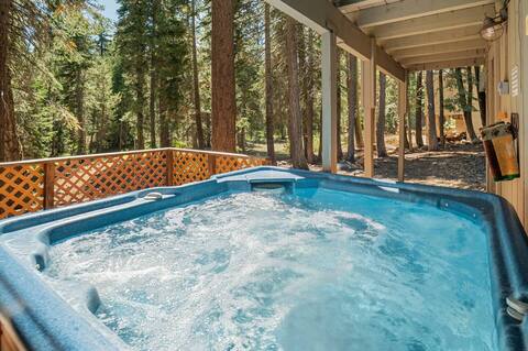 Treehaus | Hot Tub & Pool Table Near Beach!