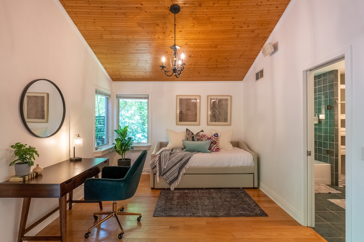 Kitanda cha Mchana cha Twin juu ya Twin katika Chumba Kikuu