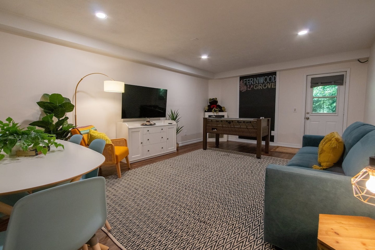 Chumba cha Mchezo cha Ngazi ya Chini chenye Sofa ya Kulala