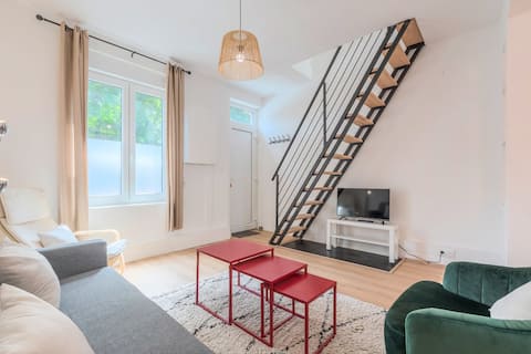 Successful Airbnb property: 2 BR house w/ terrace, near train stations & metro in Fives