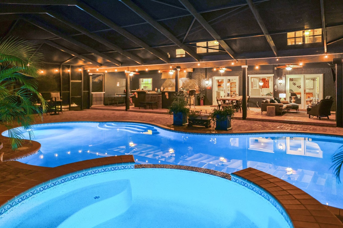 16 beds, 5BA, 2 Acres, Salt POOL, Spa