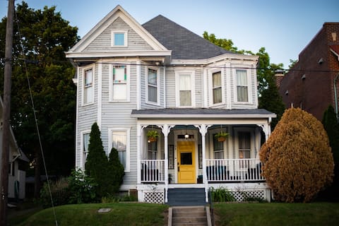 Historic Victorian-Walk to Downtown Cape-King Bed