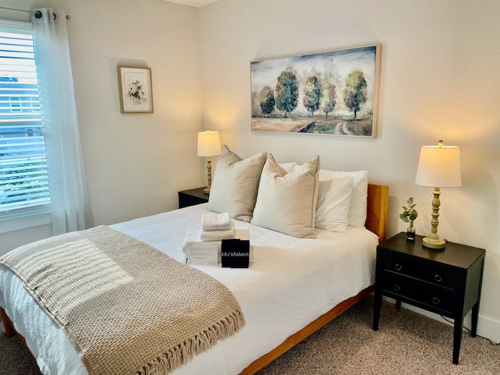 ดื่มด่ำกับความหรูหราบริสุทธิ์: สัมผัสความสุขในห้องนอนผู้เข้าพักที่หรูหราของเรามีที่นอนนุ่มสุดหรูและผ้าปูที่นอน Sateen ระดับพรีเมียมเพื่อความสะดวกสบายที่ไม่มีใครเทียบได้