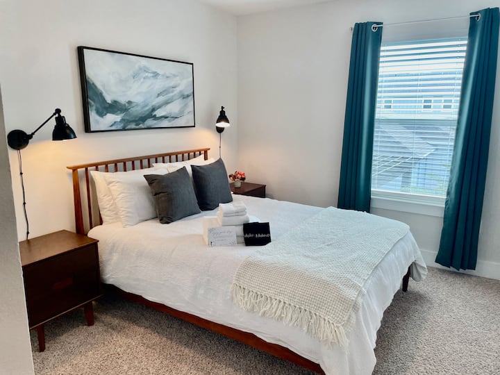 Luxurious Slumber รอคุณอยู่: พักผ่อนในห้องนอนแขกของเราประดับประดาด้วยผ้านวมและปลอกผ้านวมสุดหรูชวนให้คุณดื่มด่ำกับโลกแห่งความสะดวกสบายและความเงียบสงบ