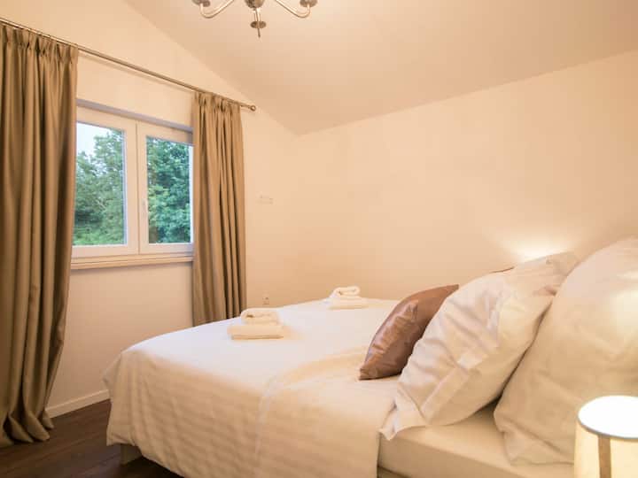 Საწოლის მოპირდაპირე ფანჯარა ულამაზეს ხედს გაგრძნობინებთ, როცა გძინავთ ან იღვიძებთ დასვენებული ძილისგან, რომელიც პლუშის თეთრეულია.