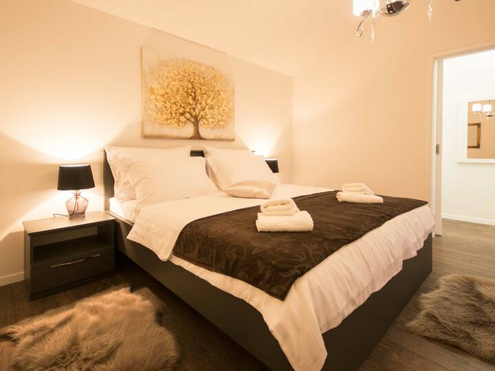 Შეიგრძენით დასვენება ვილა ოლიფის მყუდრო საძინებლებში, სადაც კომფორტი და სიმშვიდე უზრუნველყოფს ღამის გაახალგაზრდავებას.