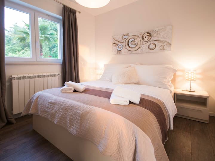 Დატკბით კომფორტით და დასვენებით ვილა ოლიფის ლამაზად მოწყობილ საძინებლებში, სადაც სიმშვიდე სუფევს.