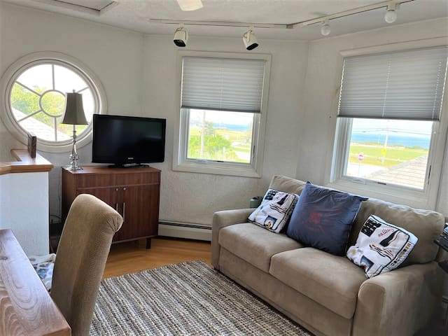 Steps from Scarborough Beach, Summer is calling!