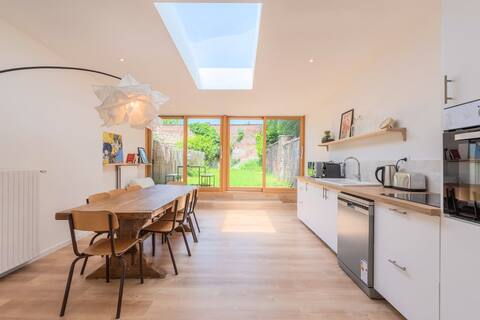 Spacious house with 4 bedrooms & garden, near tram