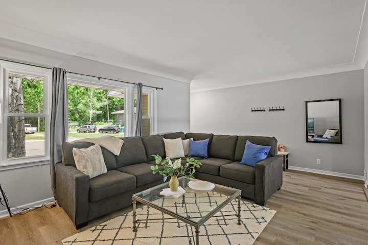 *Close to LK Mtka & Wayzata -Games/pingpong & more