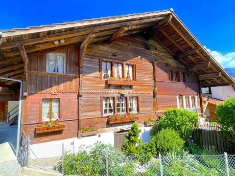 SwissHut Stunning Views Alps & Lake
