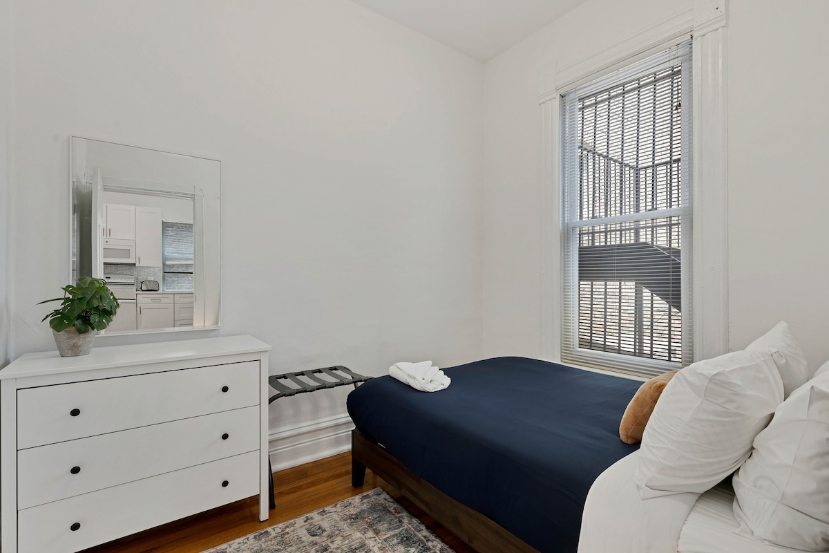 Vnútri, bytová výzdoba, nábytok, posteľ, koberec