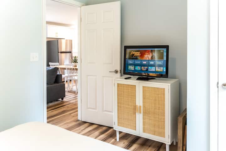 تحتوي غرفتا النوم على أسرّة كينج وبياضات بيضاء واضحة وتلفزيونات ذكية