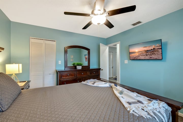 精心挑选的家具，从床头柜到舒适的座位布置，为房源增添了额外的舒适度。