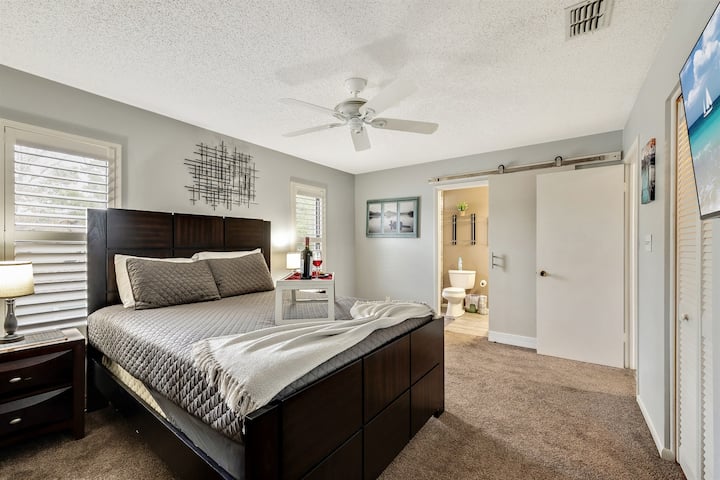 精心挑选的家具，从床头柜到舒适的座位布置，为房源增添了额外的舒适度。