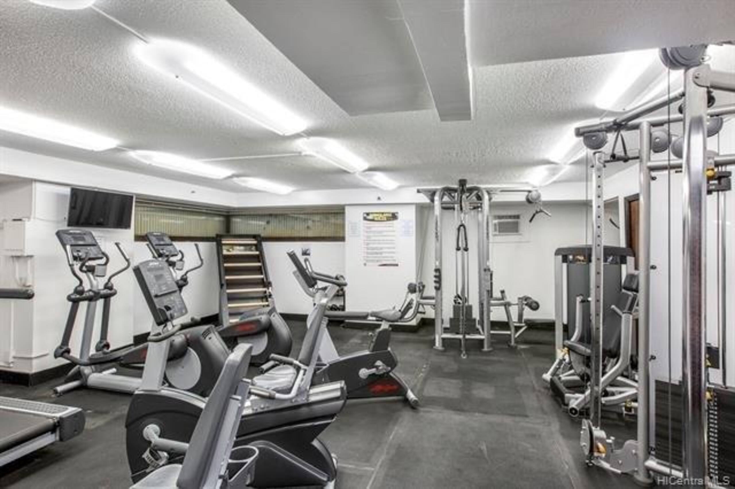 Condo in Honolulu · ★4.63 · Studio · 1 bed · 1 private bath - Image 14
