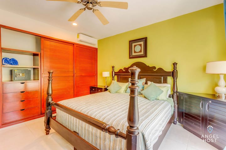 Chambre confortable et relaxante avec beaucoup de lumière naturelle, idéale pour une nuit de sommeil réparatrice.