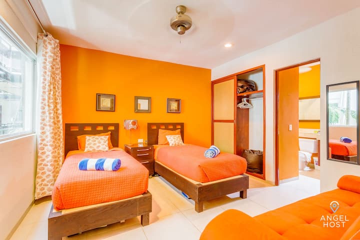 Reposez-vous dans cette chambre colorée et confortable, conçue pour une retraite paisible pendant votre séjour.