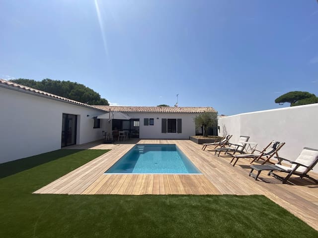 Entire home with 4 bedrooms in Saint Martin De Re - La Villa du Petit Sergent : swimming pool accommod