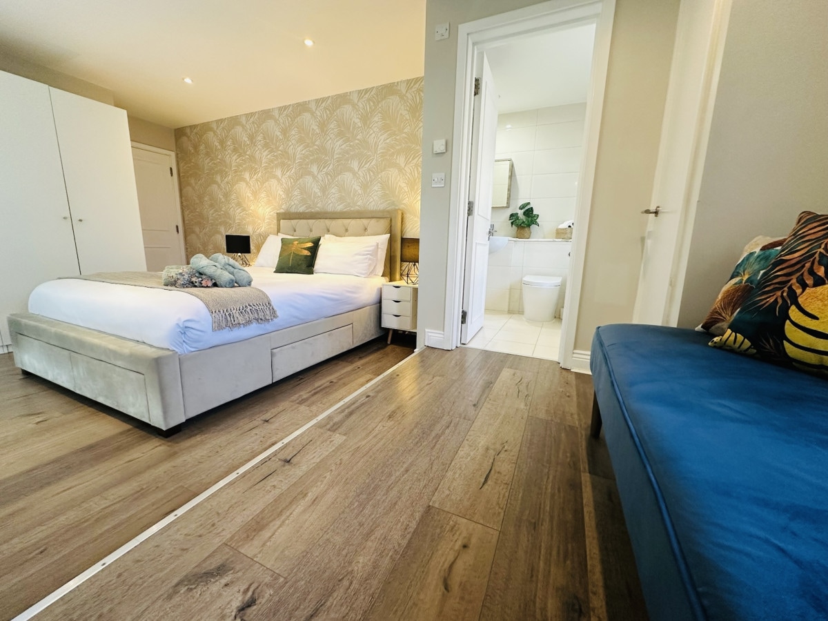 - განიტვირთეთ ამ მშვიდ საძინებელში პლუშის საწოლით, ელეგანტური შპალერითა და რბილი განათებით
- ისიამოვნეთ პირადი სააბაზანოთი, რომელიც სულ რამდენიმე ნაბიჯშია
- დაისვენეთ ლურჯ დივანზე, რომელიც აქცენტირებულია ტროპიკული თემატური ბალიშებით მყუდრო სტუმრობისთვის