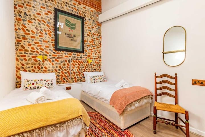 Nicholson Cottage, Happisburgh - Host & Stay