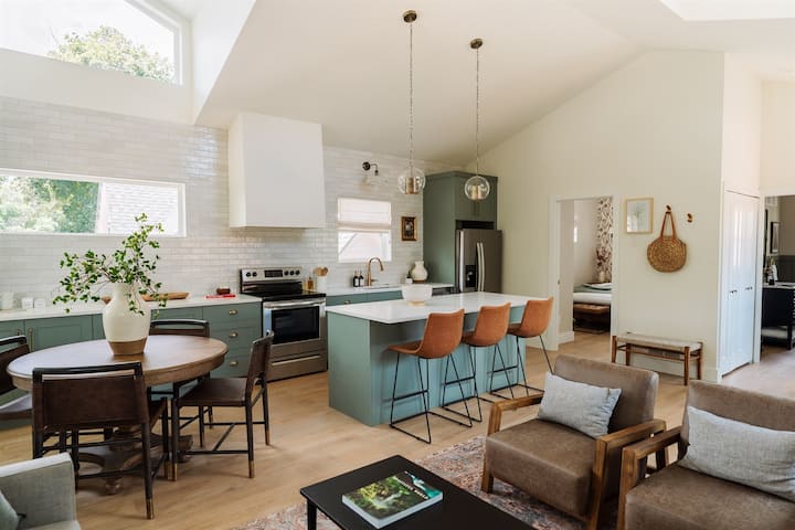 The Carriage House | Central | Mountain Views