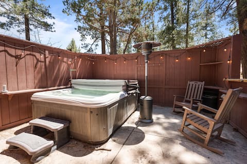 Quiet Big Bear Getaway w/ Spa + Fireplace + BBQ