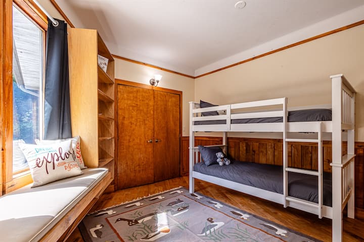 חדר שינה 4: מיטת קומותיים - 2 תאומים