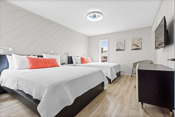 2 manželské postele Queen, pripojená kúpeľňa - sprchovací kút