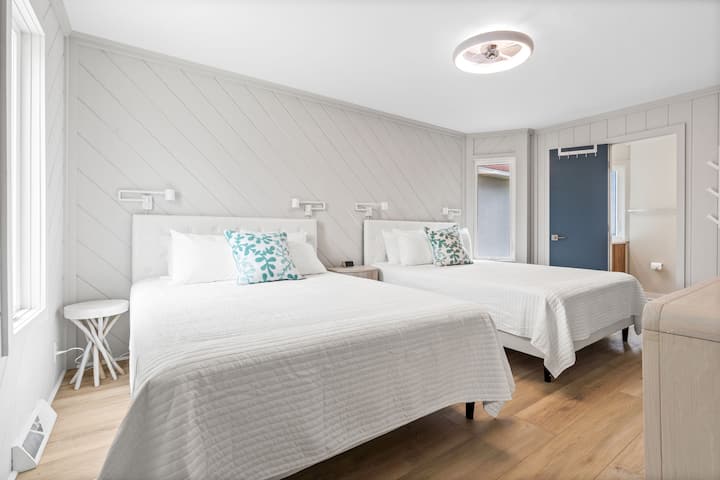 2 manželské postele Queen, strana ulice, vlastná kúpeľňa, sprchovací kút