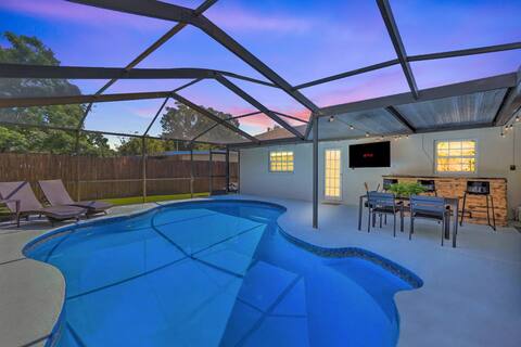 SunRay Stay ~ Heated Pool, Putting Green, & Patio