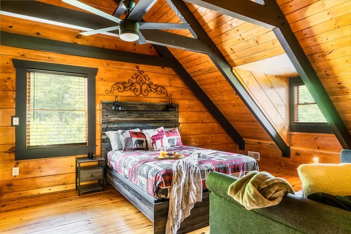 The spacious "family suite" upstairs boasts a queen bed, twin daybed and a 40" HD Smart TV. 